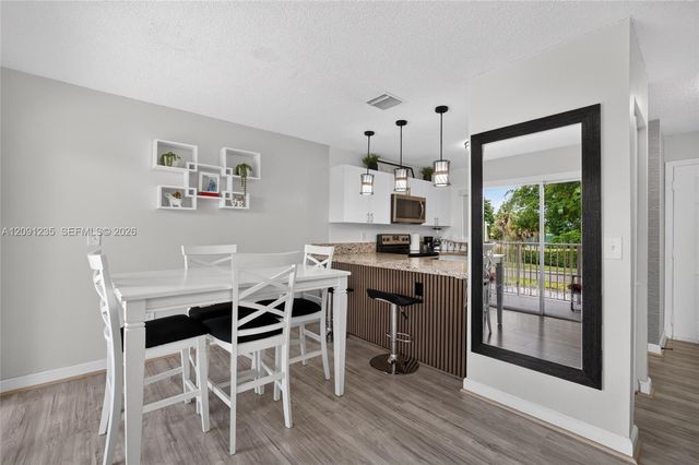 6205 Kendale Lakes Circle 281, Miami, FL 33183