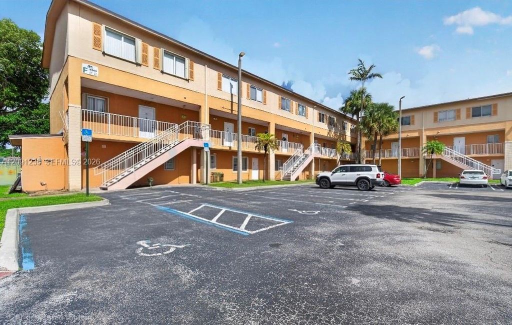 6205 Kendale Lakes Circle 281, Miami, FL 33183