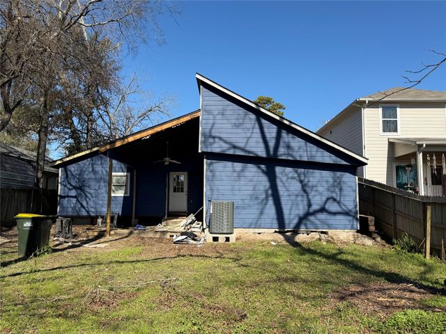 915 W Lewis Street, Conroe, TX 77301