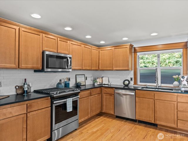 3018 SW Hinds Street, Seattle, WA 98126