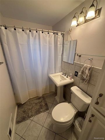 2414 Wildwood Circle Drive, Grand Blanc, MI 48439