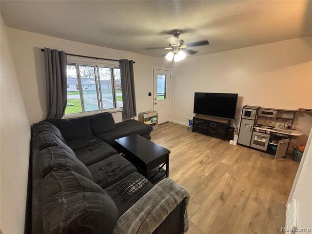 2414 Wildwood Circle Drive, Grand Blanc, MI 48439