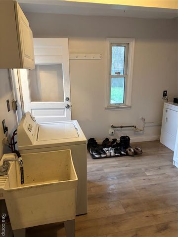 2414 Wildwood Circle Drive, Grand Blanc, MI 48439