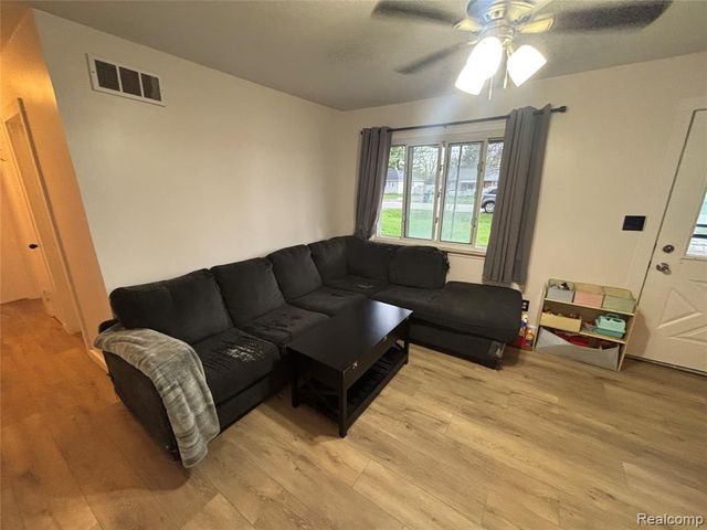 2414 Wildwood Circle Drive, Grand Blanc, MI 48439