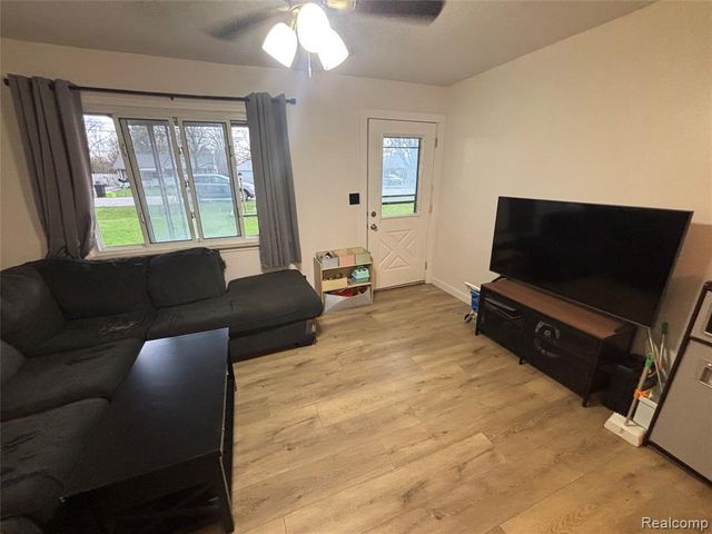 2414 Wildwood Circle Drive, Grand Blanc, MI 48439