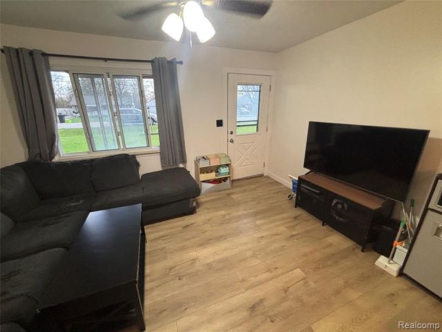 2414 Wildwood Circle Drive, Grand Blanc, MI 48439