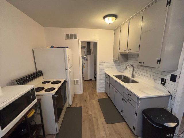 2414 Wildwood Circle Drive, Grand Blanc, MI 48439