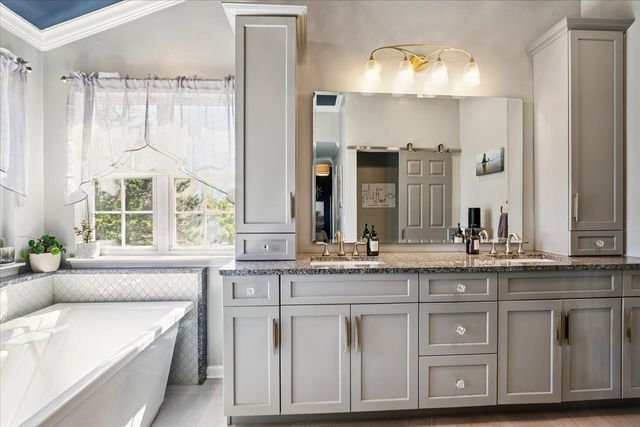 14087 Glenwood Court, Libertyville, IL 60048