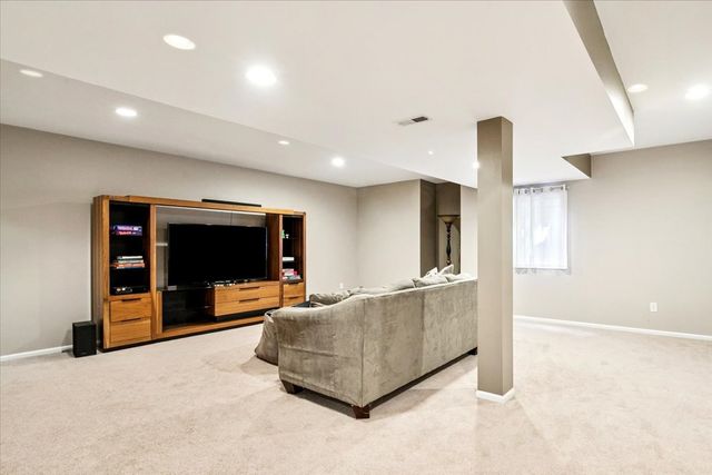 14087 Glenwood Court, Libertyville, IL 60048