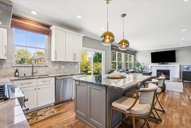 14087 Glenwood Court, Libertyville, IL 60048