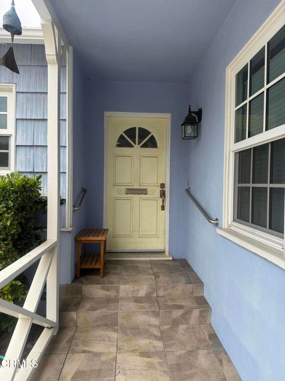 Image 3 of property listing at 6867 Cantaloupe Avenue, Valley Glen, CA 91405