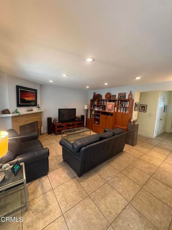 Image 7 of property listing at 6867 Cantaloupe Avenue, Valley Glen, CA 91405