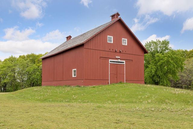 34 N Oaks Road, North Oaks, MN 55127