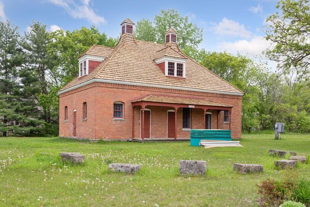 34 N Oaks Road, North Oaks, MN 55127