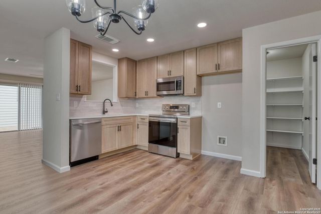 6818 Misty Field, Converse, TX 78109