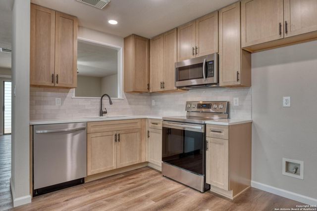 6818 Misty Field, Converse, TX 78109