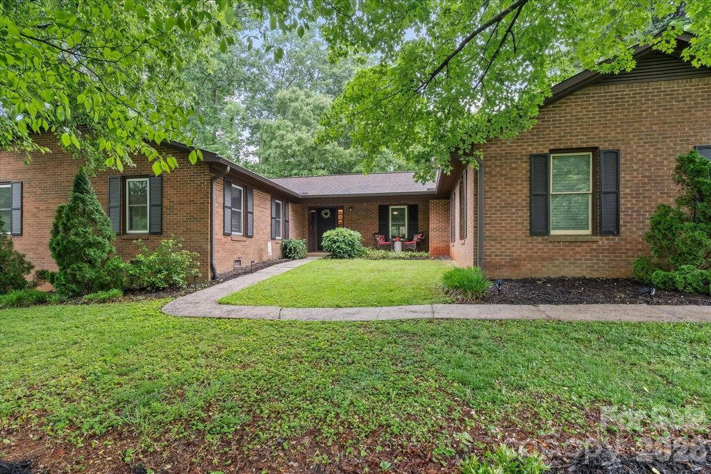 300 Brookmeade Drive, Statesville, NC 28625
