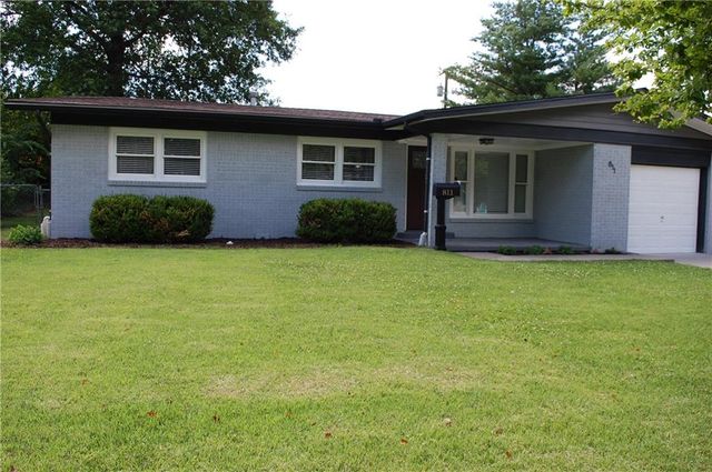 811 S Edgemere Drive, Olathe, KS 66061