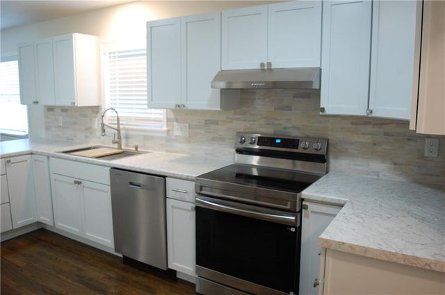 811 S Edgemere Drive, Olathe, KS 66061