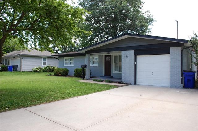 811 S Edgemere Drive, Olathe, KS 66061