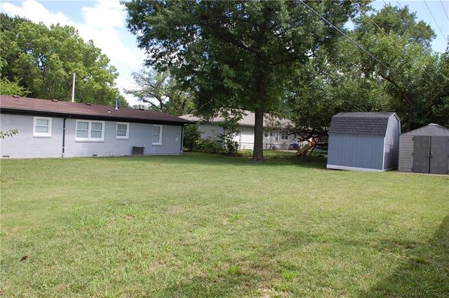 811 S Edgemere Drive, Olathe, KS 66061
