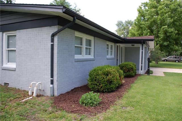 811 S Edgemere Drive, Olathe, KS 66061