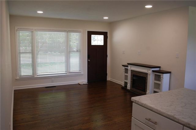 811 S Edgemere Drive, Olathe, KS 66061