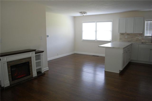 811 S Edgemere Drive, Olathe, KS 66061