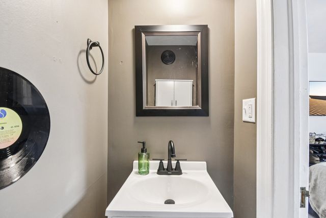 836 S Michigan Avenue, Villa Park, IL 60181