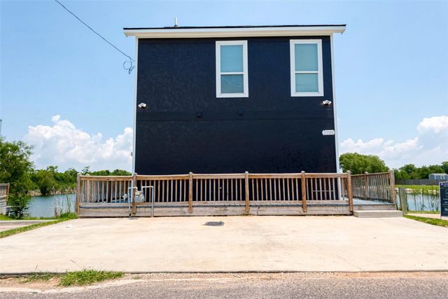 2730 Avenue D, San Leon, TX 77539