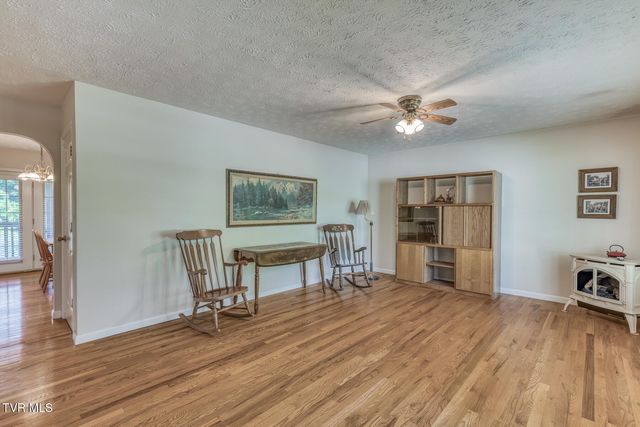 303 Spring House Court, Mount Carmel, TN 37645