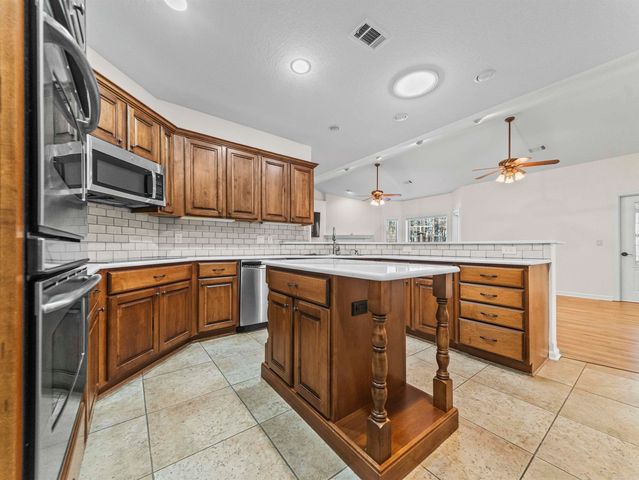 10 Marbella Lane, Hot Springs Village, AR 71909