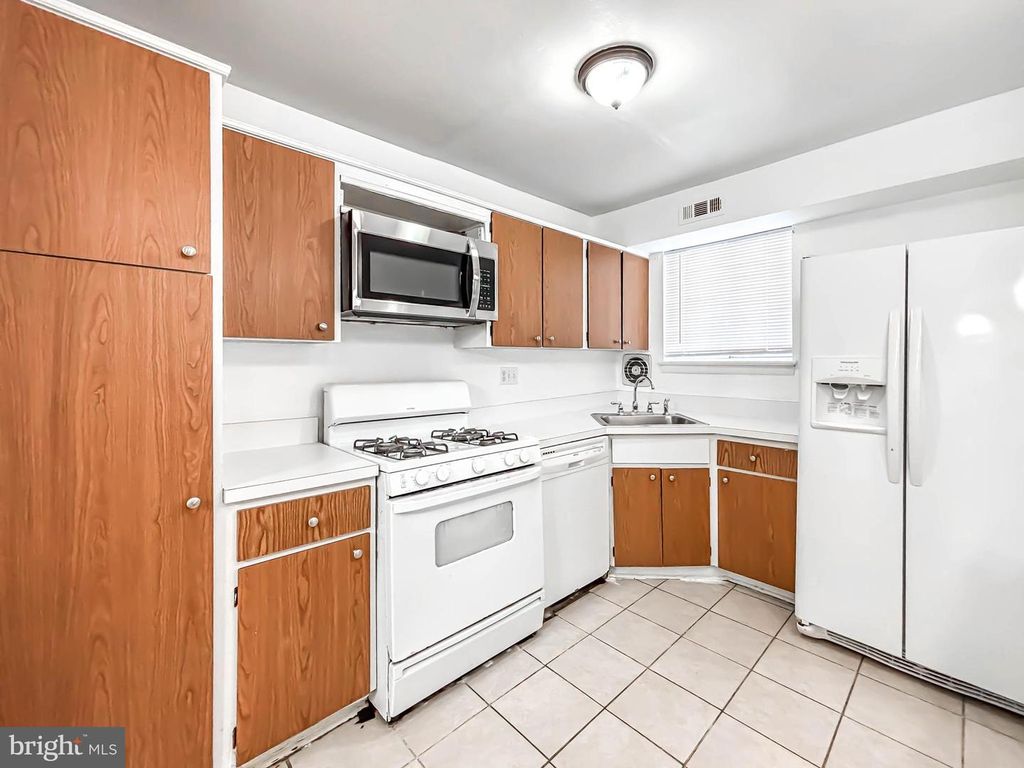 Image 10 of property listing at 11402 CHERRY HILL RD #104, Beltsville, MD 20705