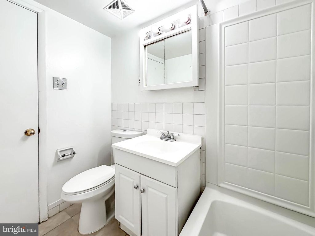 Image 14 of property listing at 11402 CHERRY HILL RD #104, Beltsville, MD 20705