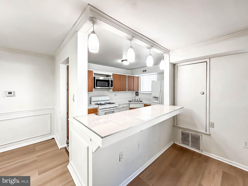 Image 16 of property listing at 11402 CHERRY HILL RD #104, Beltsville, MD 20705