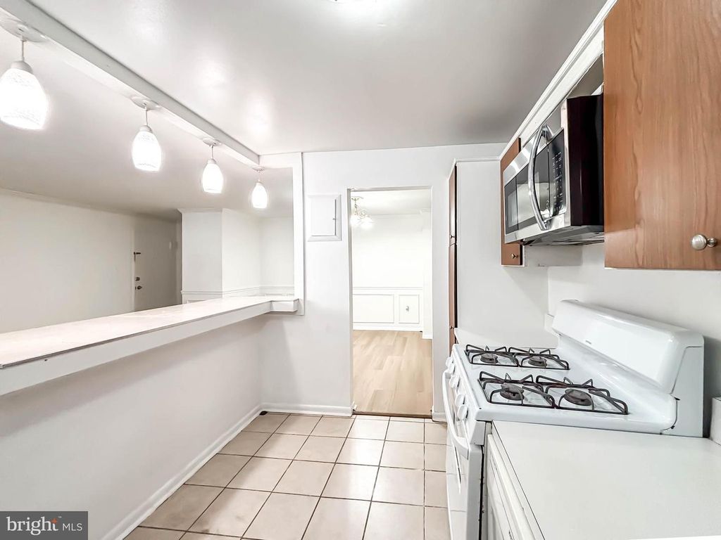 Image 6 of property listing at 11402 CHERRY HILL RD #104, Beltsville, MD 20705