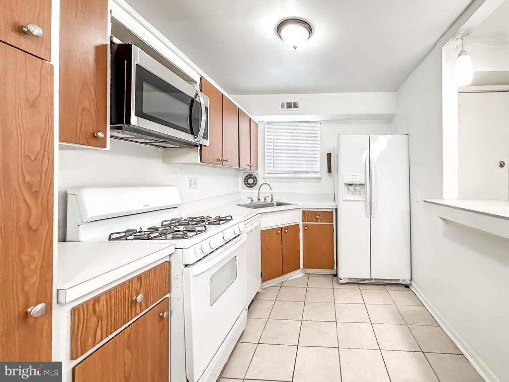 Image 8 of property listing at 11402 CHERRY HILL RD #104, Beltsville, MD 20705