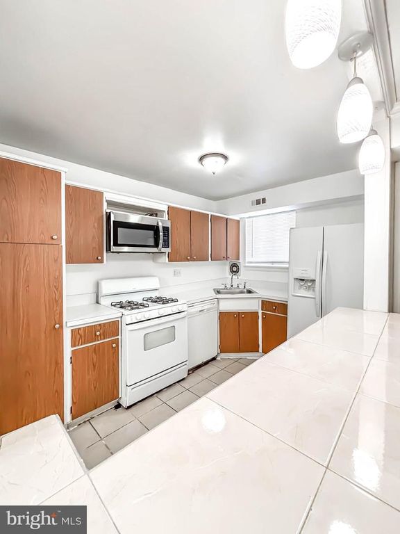 Image 9 of property listing at 11402 CHERRY HILL RD #104, Beltsville, MD 20705