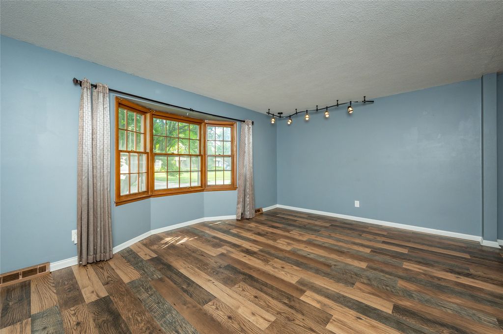 4305 65th Street, Urbandale, IA 50322