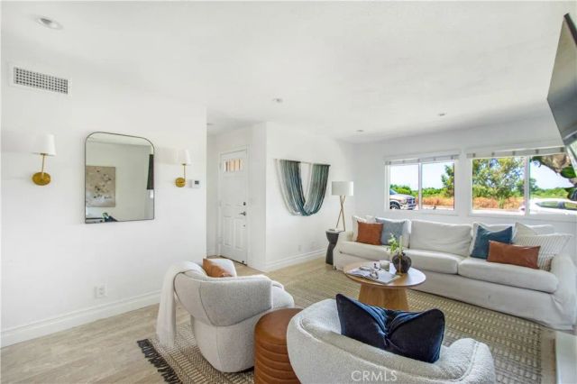 19 Seabird Court 13, Newport Beach, CA 92663