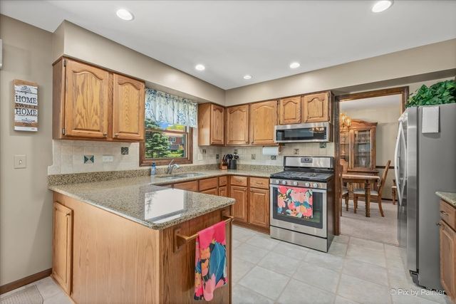 1280 Pembrook Circle, Roselle, IL 60172