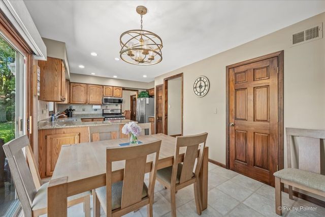 1280 Pembrook Circle, Roselle, IL 60172