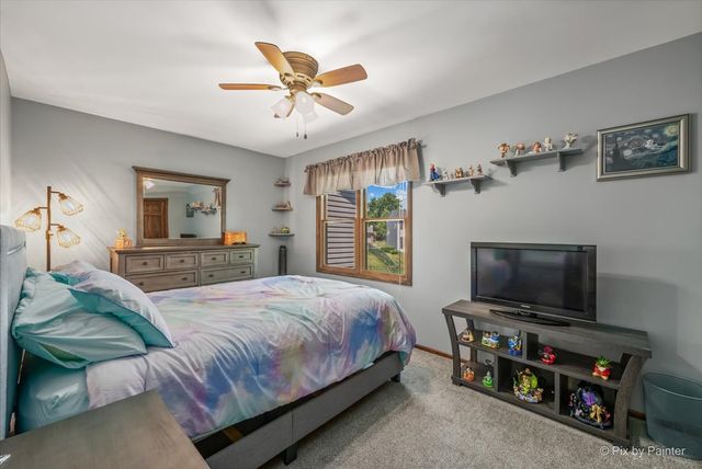 1280 Pembrook Circle, Roselle, IL 60172