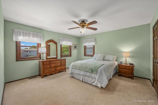 1280 Pembrook Circle, Roselle, IL 60172