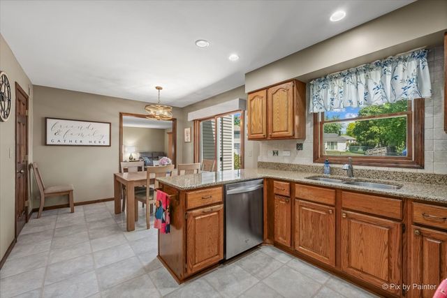 1280 Pembrook Circle, Roselle, IL 60172