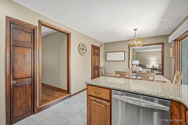 1280 Pembrook Circle, Roselle, IL 60172
