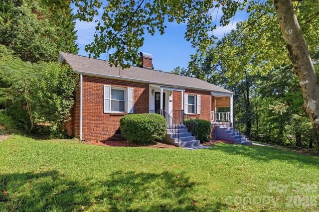 1060 14th Avenue NW, Hickory, NC 28601
