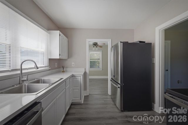 1060 14th Avenue NW, Hickory, NC 28601