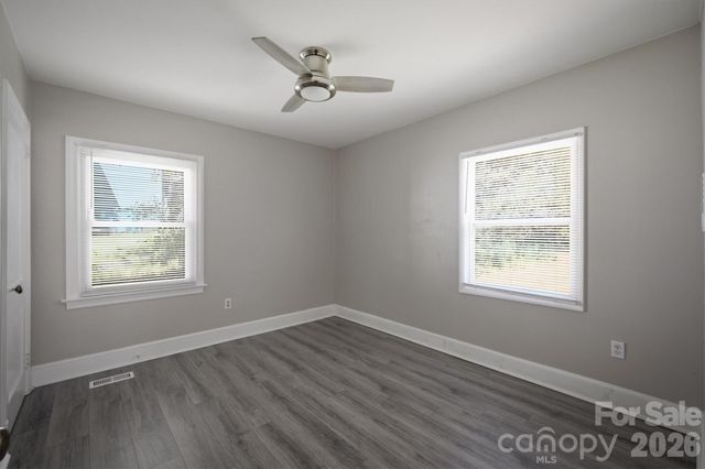 1060 14th Avenue NW, Hickory, NC 28601