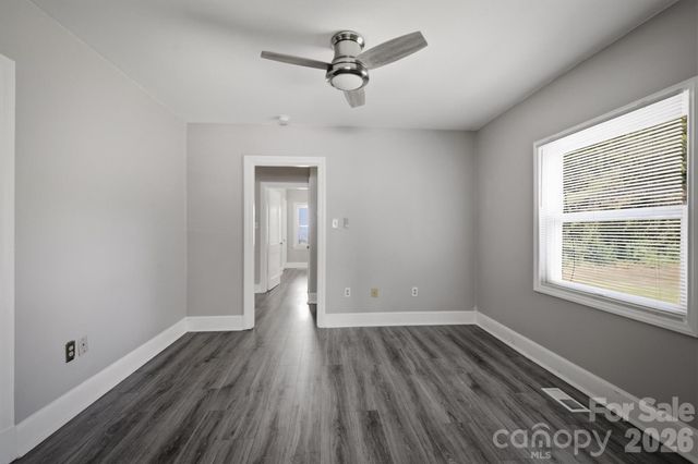 1060 14th Avenue NW, Hickory, NC 28601
